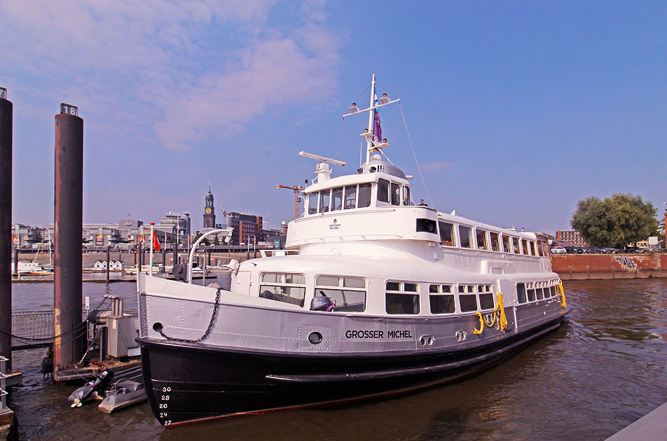 Das HADAG Schiff Großer Michel am Anleger Sandtorhöft