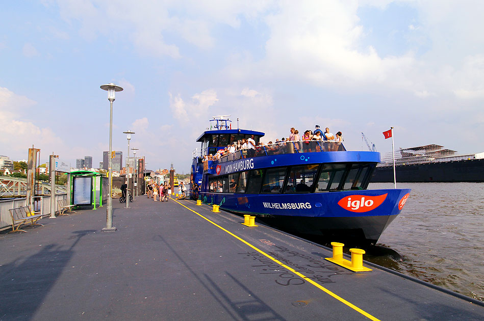 Das HADAG-Schiff Wilhelmsburg am Anleger Altona Fischmarkt auf der Fahrt als Linie 62 nach Finkenwerder