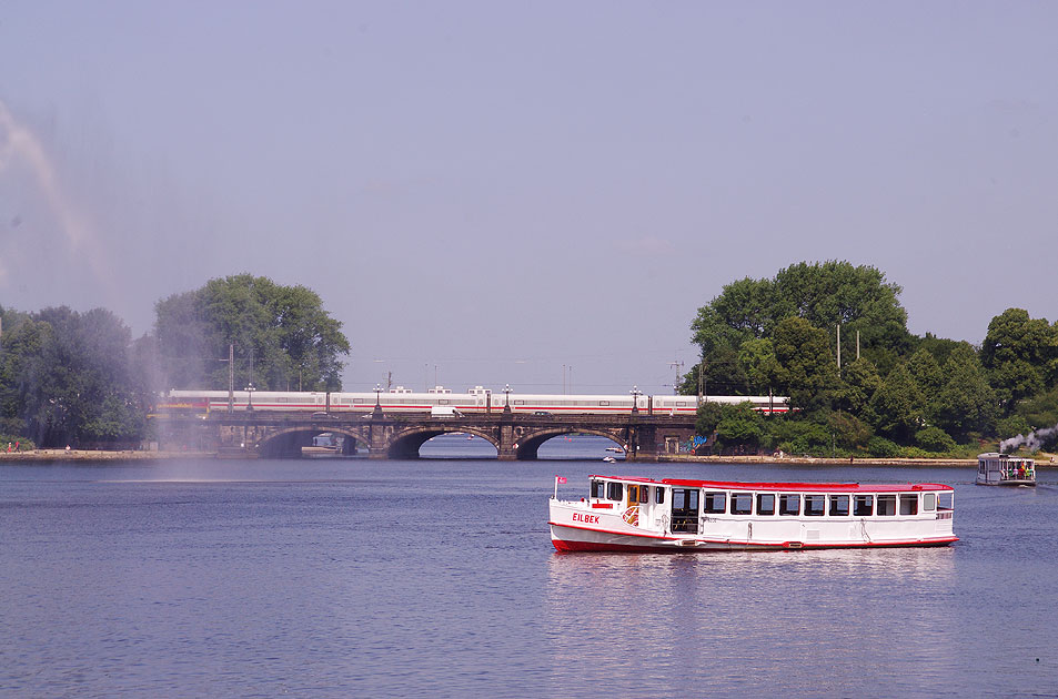 Der Alsterdampfer Eilbek auf der Hamburger Binnenalster