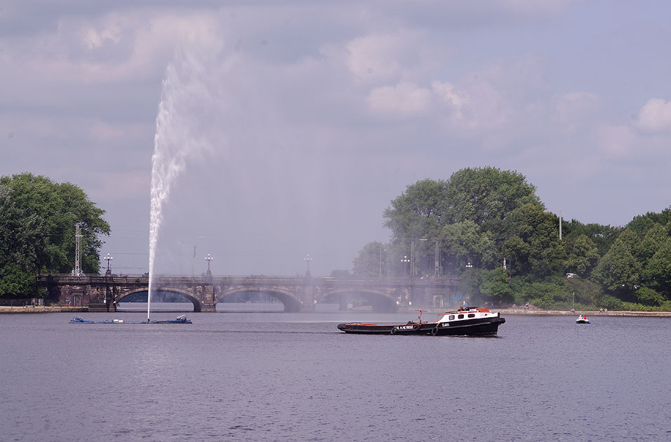 Die Barkasse Claus auf der Hamburger Binnenalster vor der Lombardsbrücke