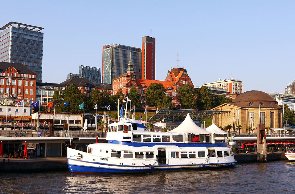 Das ehemalige HADAG Schiff Tonndorf heute Tonne an den St. Pauli Landungsbrücken