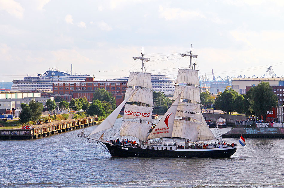 Das Segelschiff Mercedes aus den Niederlanden mit dem Heimathafen Amsterdam schwimmt an den St. Pauli Landungsbrücken in Hamburg vorbei