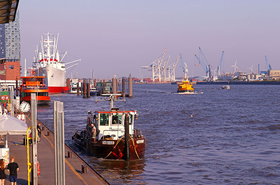 Das Schiff Theodor an den Landungsbrücken in Hamburg
