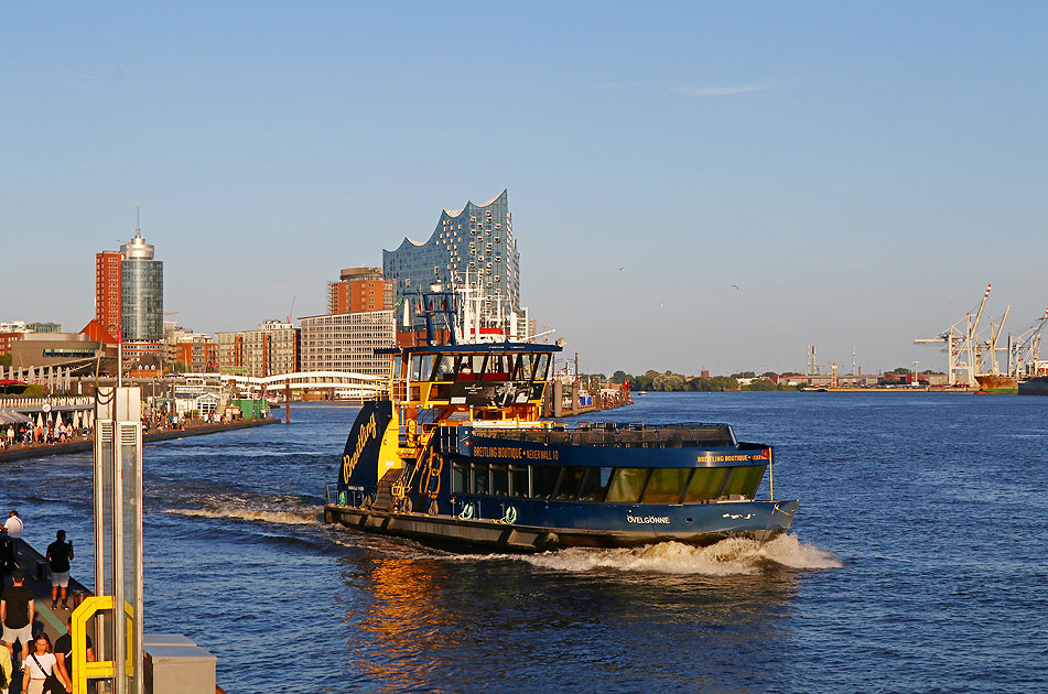 Das HADAG Schiff Övelgönne in Hamburg an den Landungsbrücken
