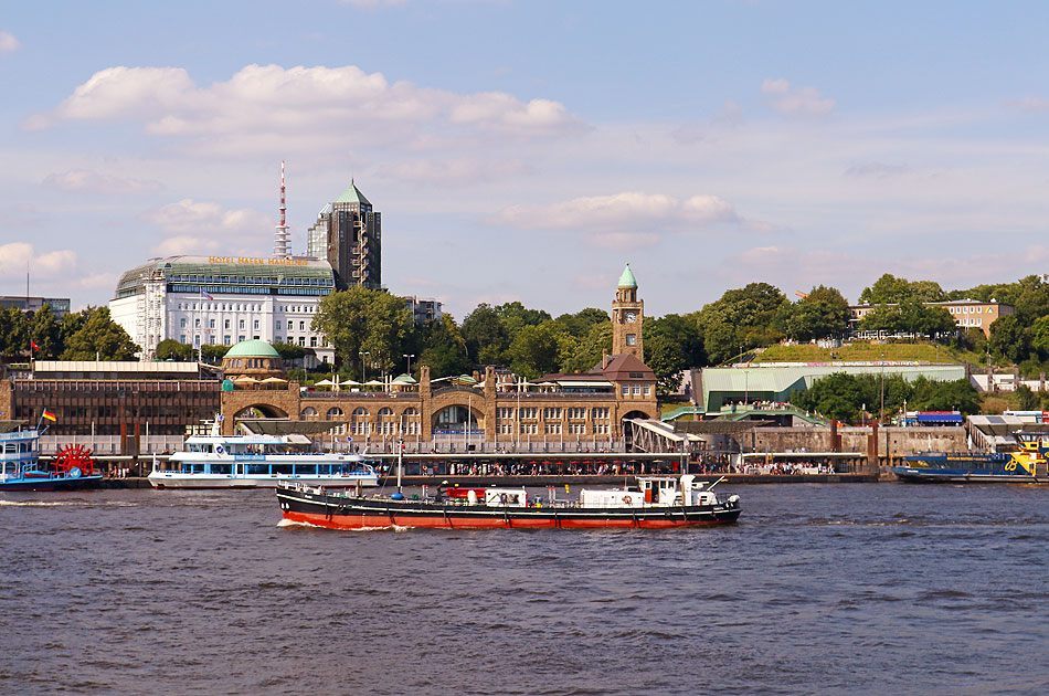 Ein Binnenschiff vor den St. Pauli Landungsbrücken in Hamburg auf der Elbe