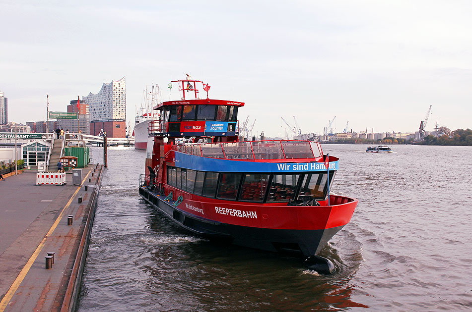 Das HADAG Schiff Reeperbahn an den St. Pauli Landungsbrücken