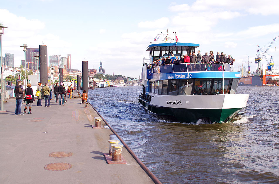 Das HADAG Schiff Hafencity am Anleger Altona Fischmarkt auf der Elbe in Hamburg