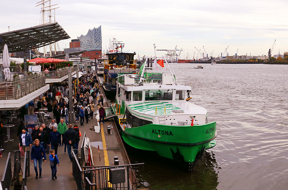 Das HADAG Schiff Altona an den St. Pauli Landungsbrücken in Hamburg