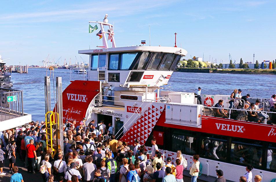 HADAG Schiff Landungsbrücken Hamburg