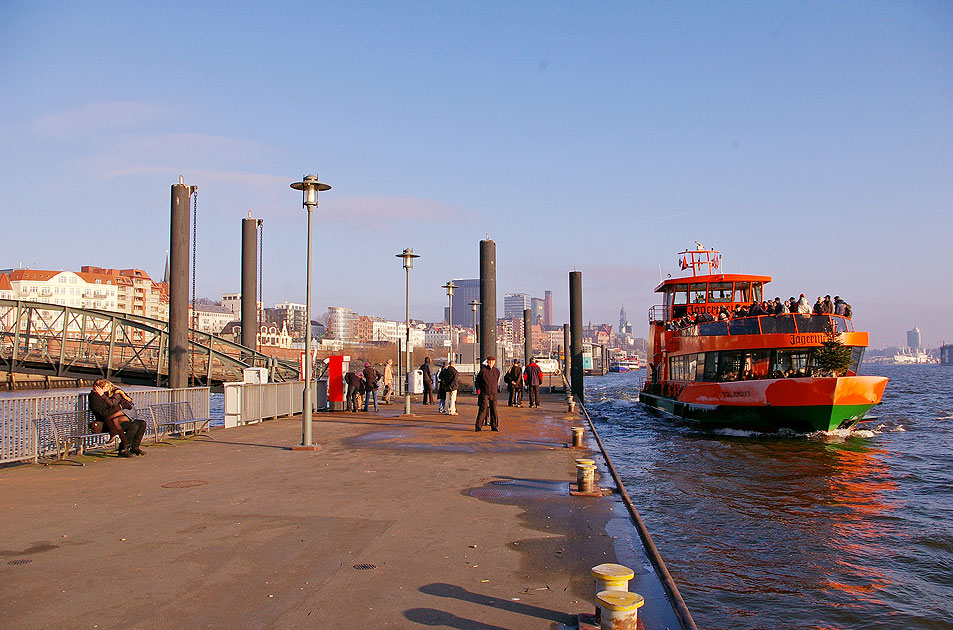 Hamburg Fischmarkt - HADAG Schiff Tollerort