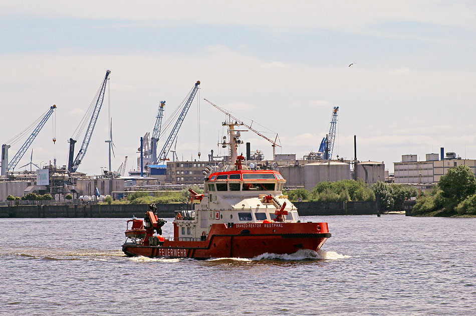 Das Feuerwehrschiff Branddirektor Westphal an den St. Pauli Landungsbrücken in Hamburg