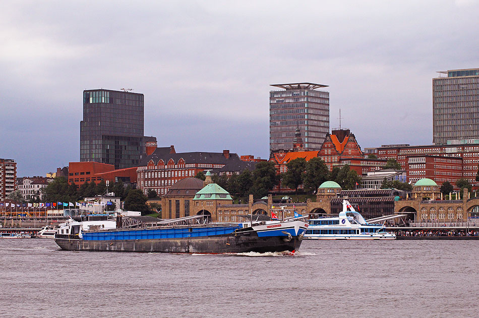 Das Schiff Everdingen in Hamburg vor den St. Pauli Landungsbrücken auf der Elbe