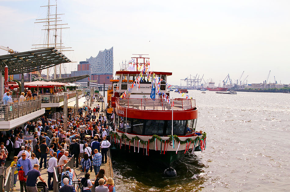 Die Taufe von dem HADAG Schiff Elbphilharmonie an den St. Pauli Landungsbrücken