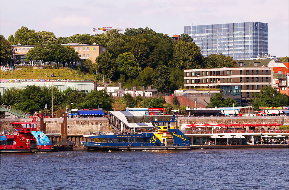 Das HADAG Schiff Övelgönne an den St. Pauli Landungsbrücken in Hamburg