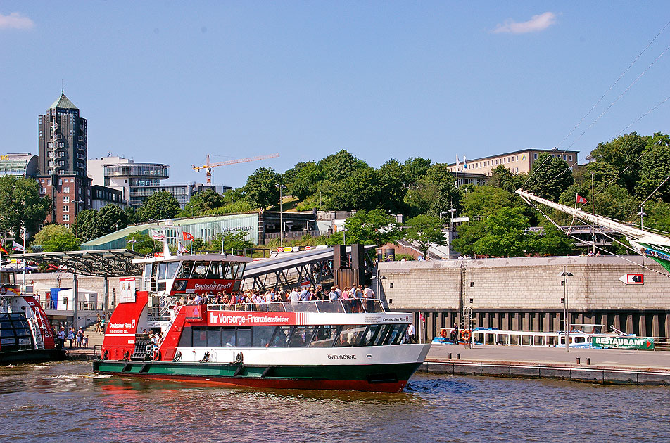 Das HADAG Schiff Övelgönne an den St. Pauli Landungsbrücken in Hamburg