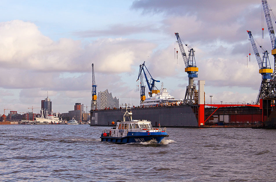 Ein Schiff der Wasserschutzpolizei auf der Elbe in Hamburg