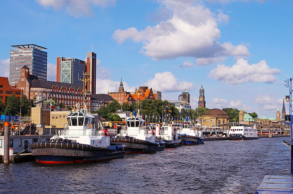 Schlepper im Hamburger Hafen auf der Elbe