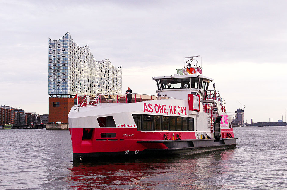 Das HADAG Schiff Neuland am Anleger Theater im Hafen - links die Elbphilharmonie