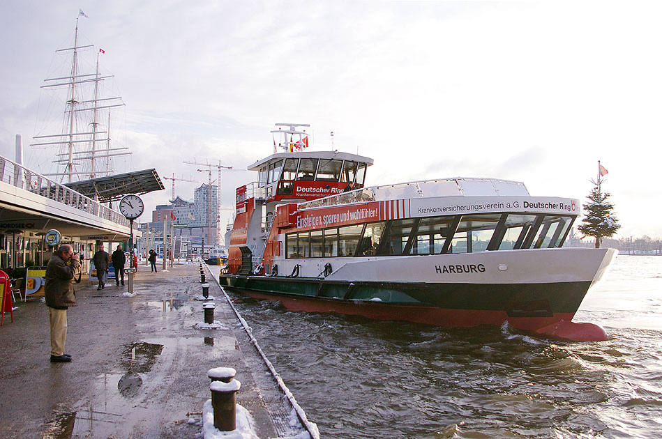 Das HADAG Schiff Harburg an den St. Pauli Landungsbrücken