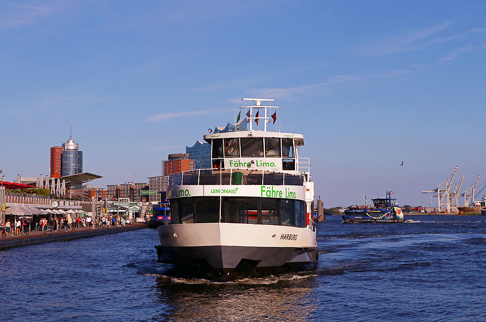 Das HADAG Schiff Harburg in Hamburg auf der Elbe an den St. Pauli Landungsbrücken