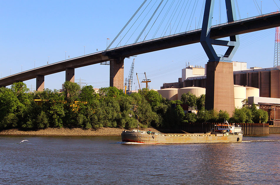 Die Motorklappschute HH 210 im Köhlbrand in Hamburg