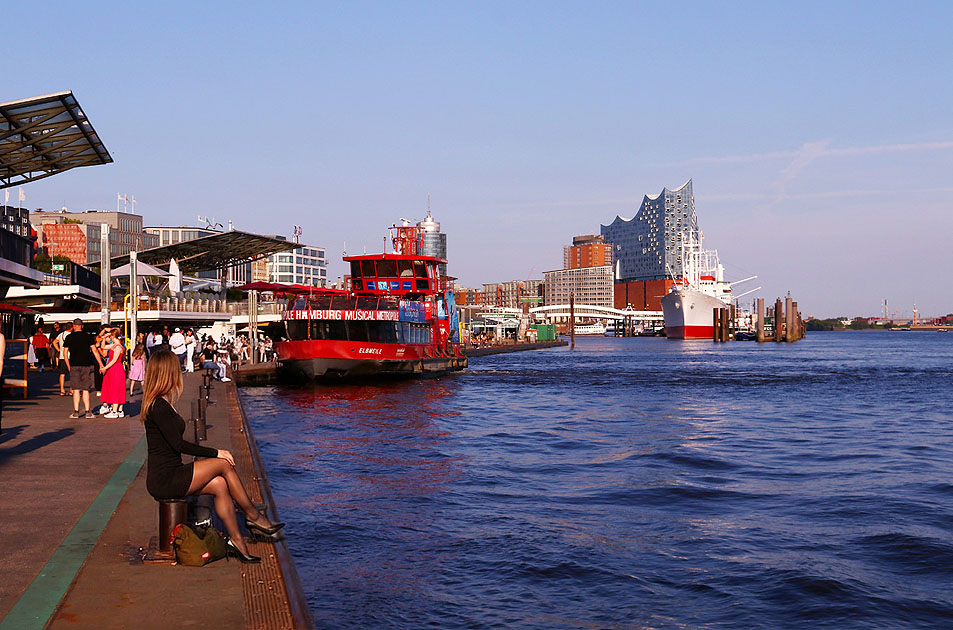 Im Sommer an den St. Pauli Landungsbr&uuml;cken