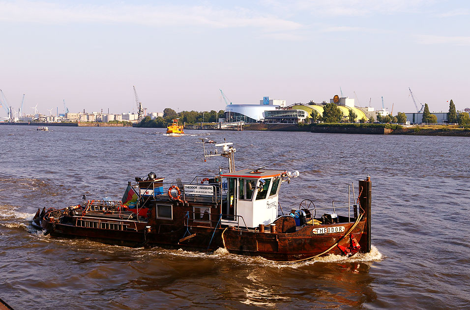 Das Schiff Theodor auf der Elbe in Hamburg vor dem Theater im Hafen