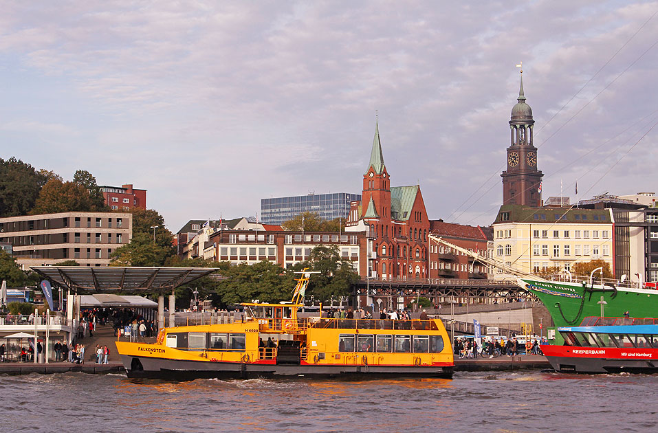 Das HADAG Schiff Falkenstein an den St. Pauli Landungsbrücken