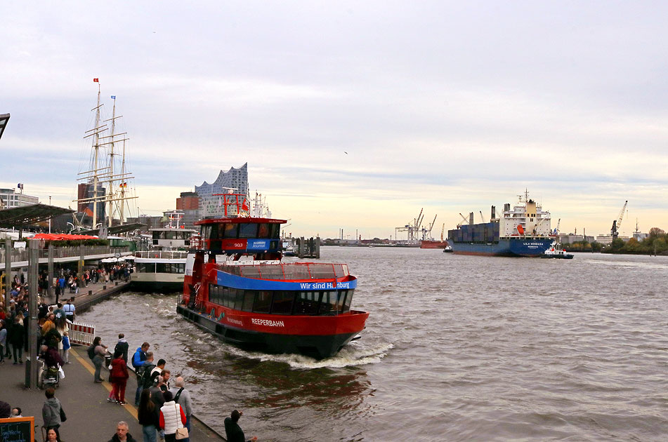 Das HADAG Schiff an den St. Pauli Landungsbrücken