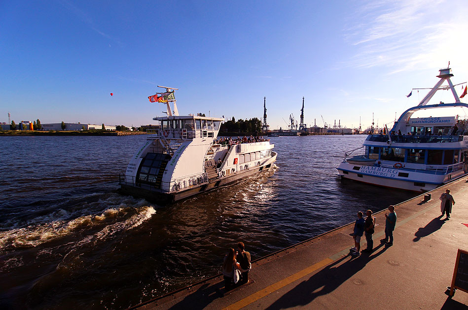 Das HADAG Schiff Harburg an den St. Pauli Landungsbrücken