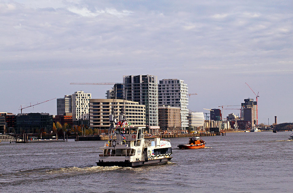 Das HADAG Schiff Finkenwerder vor der Hamburger Hafencity