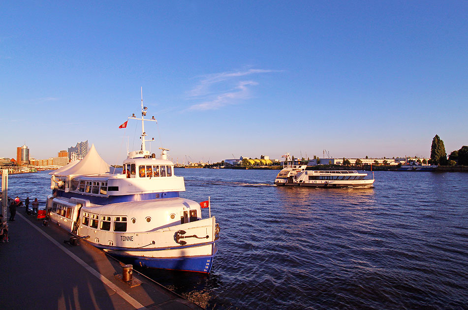 Das Partyboot "MS Tonne" an den St. Pauli Landungsbrücken in Hamburg