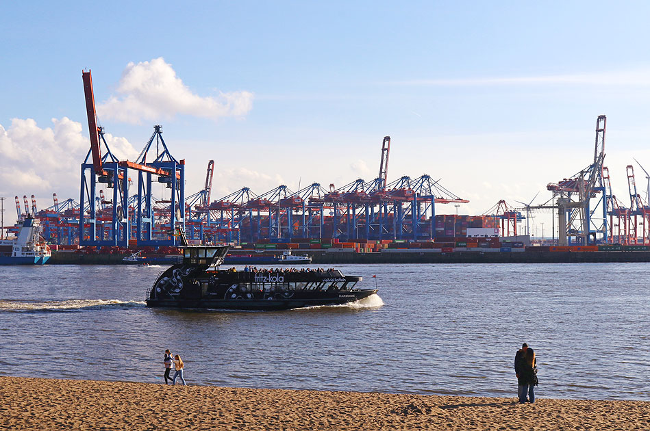Das HADAG Schiff Harmonie auf der Elbe bei Övelgönne