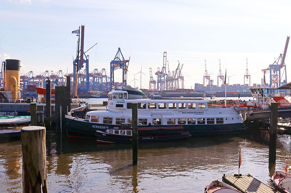 Das ehemalige HADAG Schiff Bergedorf im Museumshafen Övelgönne