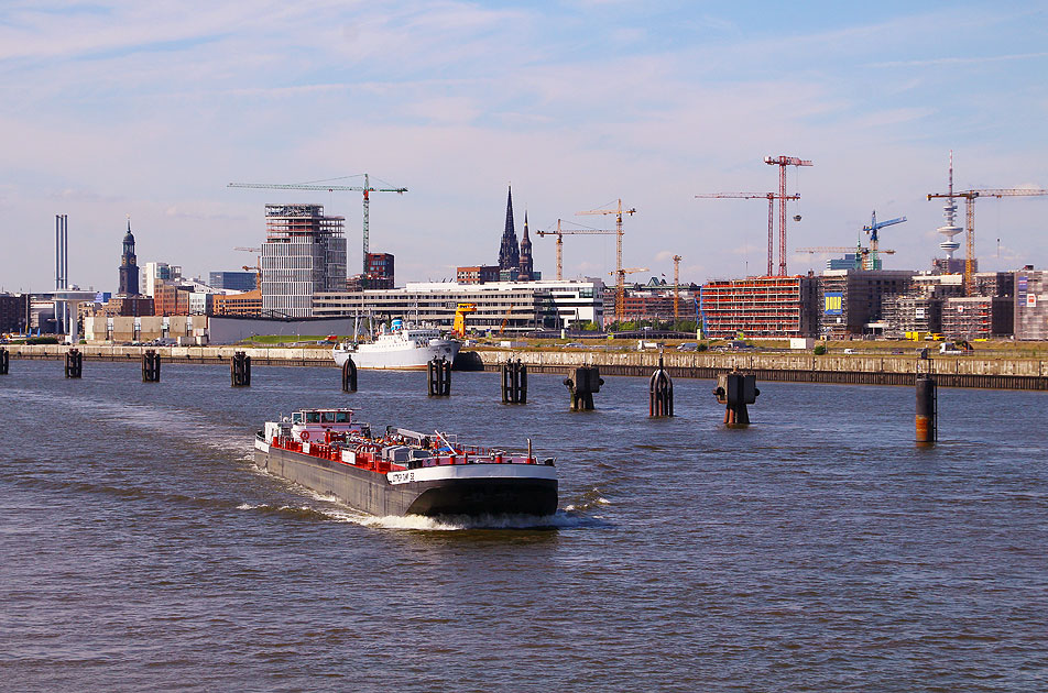 Das Binnentankschiff Dettmer Tank 52 auf der Norderelbe
