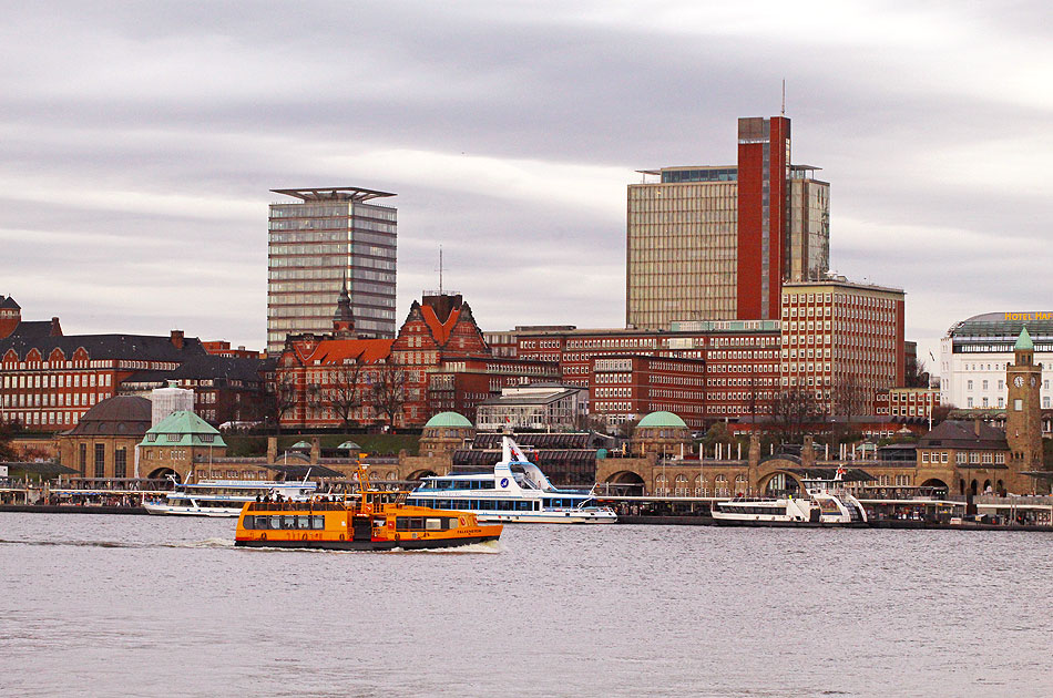 Das HADAG Schiff Falkenstein an den St. Pauli Landungsgrbrücken