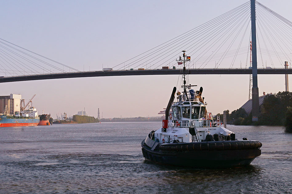 Der Schlepper VB Spirit im Köhlbrand vor der Köhlbrandbrücke
