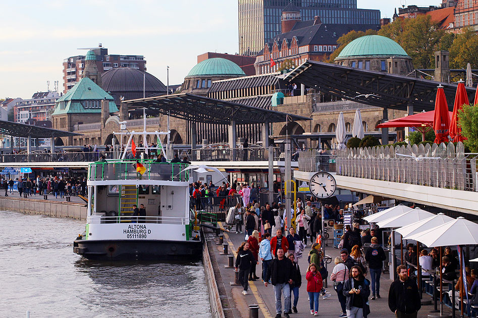 Das HADAG Schiff Altona am Anleger St. Pauli Landungsbrücken