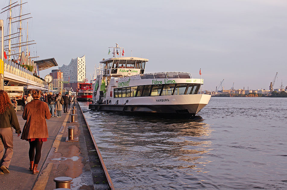 Das HADAG Schiff Harburg an den St. Pauli Landungsbrücken in Hamburg