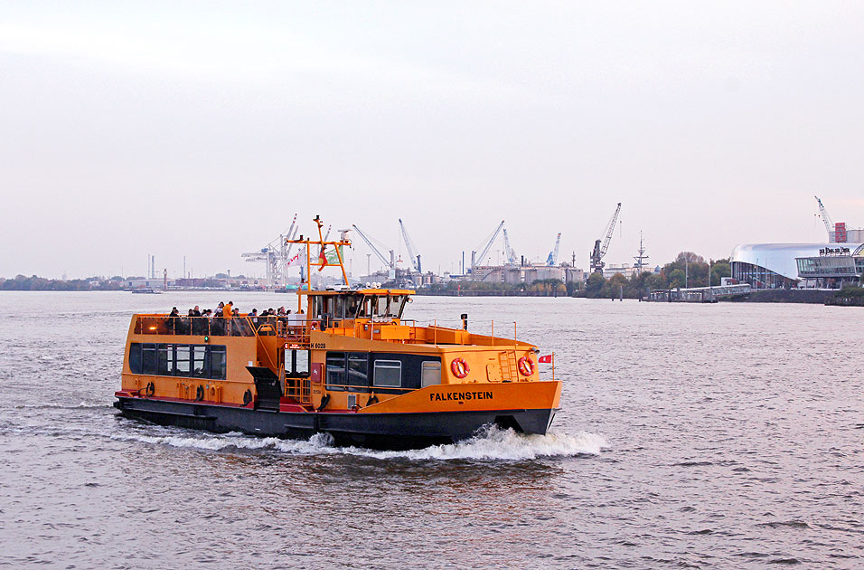 Das HADAG-Schiff Falkenstein an den St. Pauli Landungsbrücken