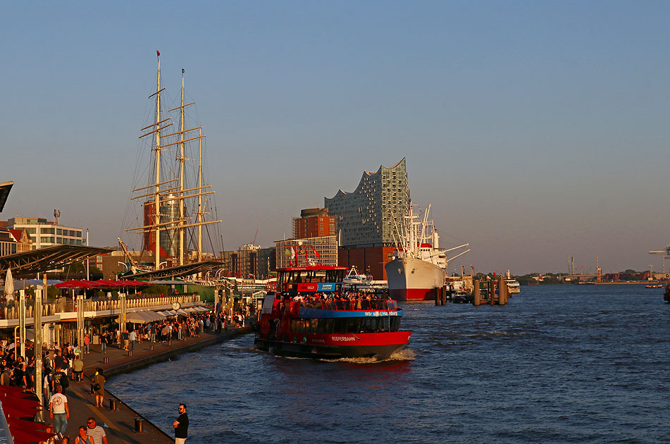 Das HADAG Schiff Reeperbahn an den St. Pauli Landungsbrücken in Hamburg