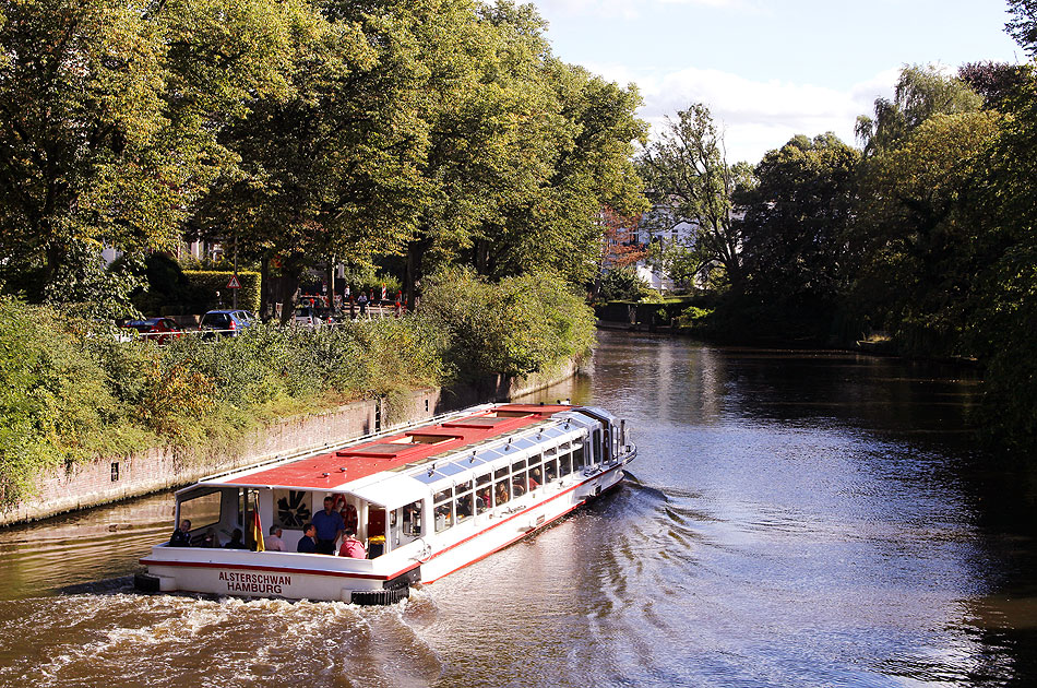 Der Alsterdampfer Alsterschwan auf der Alster am Leinpfad in Hamburg+