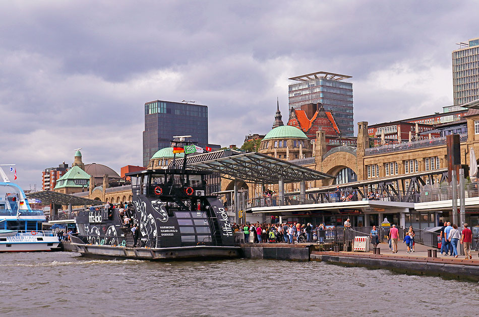 Das HADAG Schiff Harmonie an den St. Pauli Landungsbrücken in Hamburg