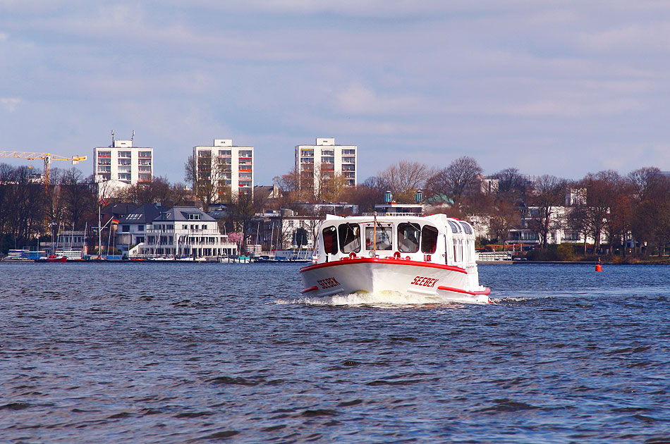 Der Alsterdampfer Seebek auf der Außenalster in Hamburg