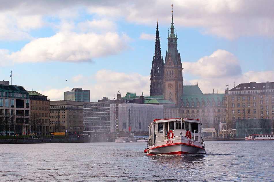 Der Alsterdampfer Sielbek auf der Binnenalster in Hamburg