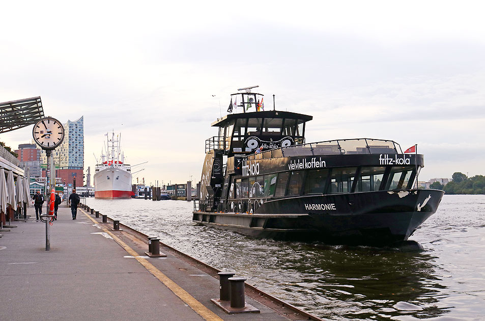 Das HADAG Schiff Harmonie an den St. Pauli Landungsbrücken