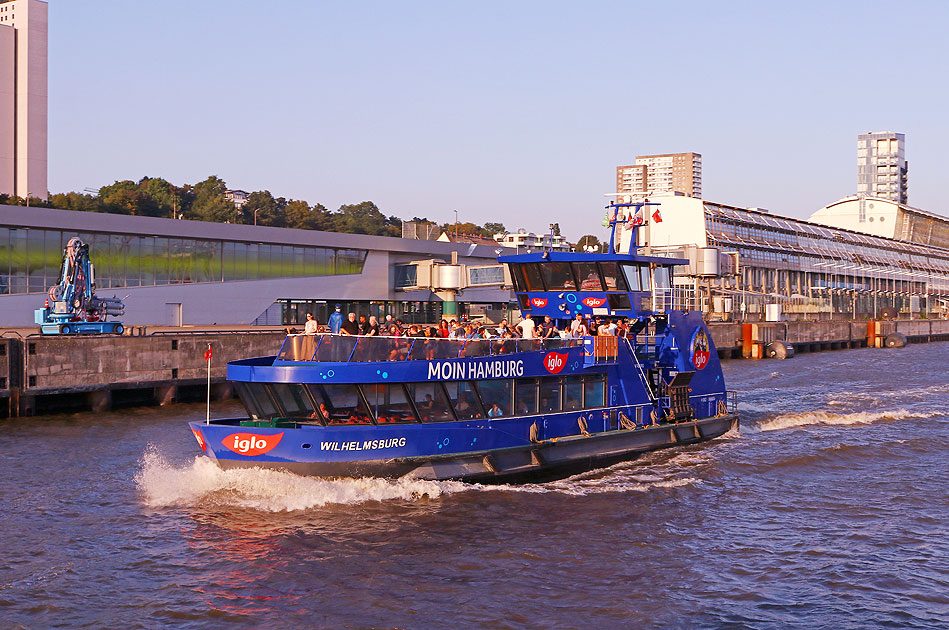 Das HADAG Schiff Wilhelmsburg an den Docklands auf der Elbe