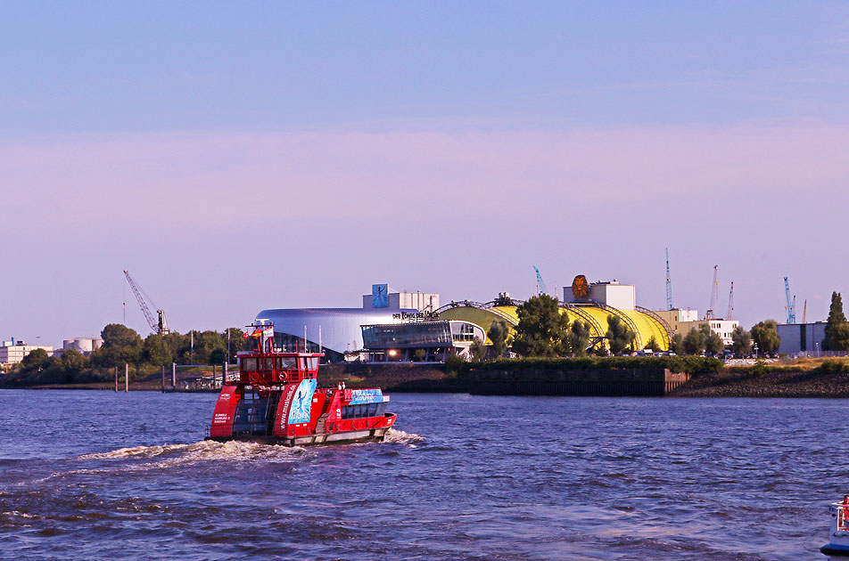 Das HADAG Schiff Elbmeile an den St. Pauli Landungsbrücken