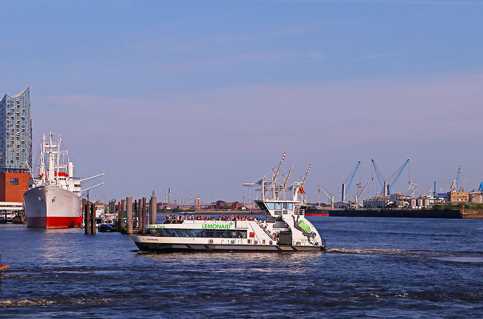 Das HADAG Schiff Harburg an den St. Pauli Landungsbrücken in Hamburg