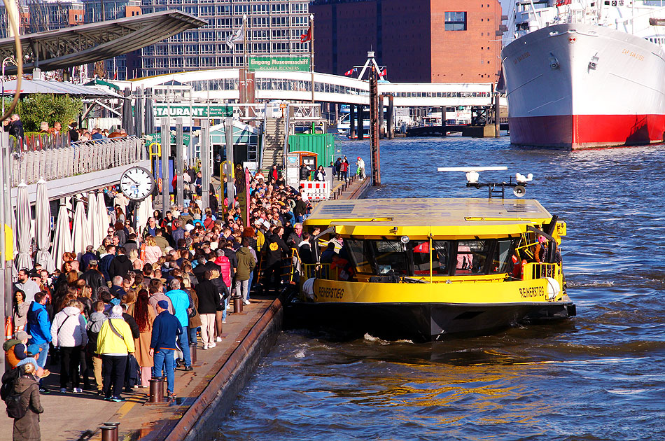 Das HADAG Schiff Reiherstieg an den St. Pauli Landungsbrücken